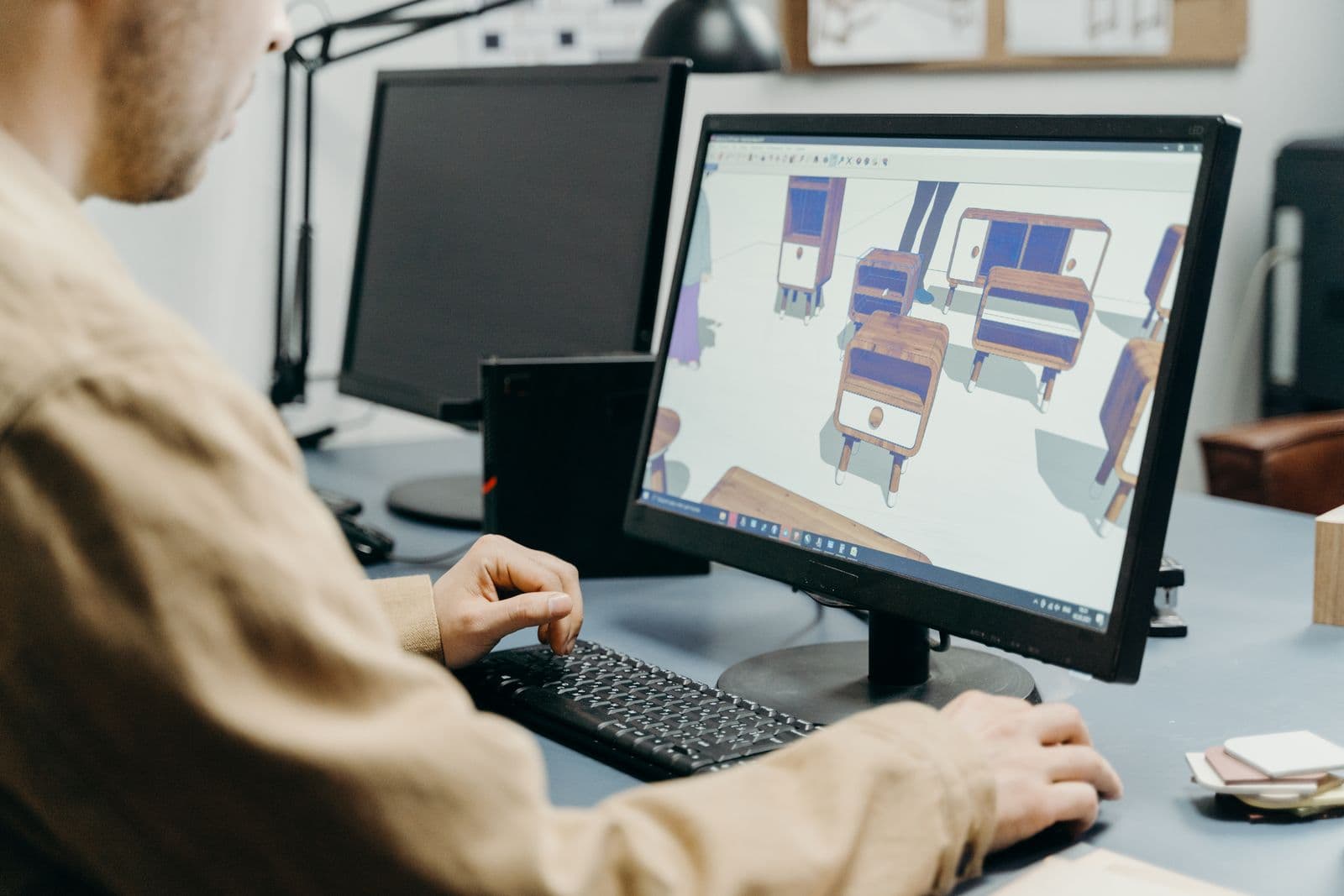 컴퓨터에서 3D 모델링 작업을 진행하는 장면